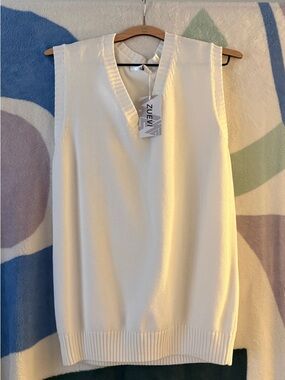 ZUEVI V-Neck Vest in White